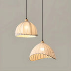 Suspension moderne à plusieurs lampes, design réglable en forme de dôme, avec finitions en bois, idéale pour la salle à manger.