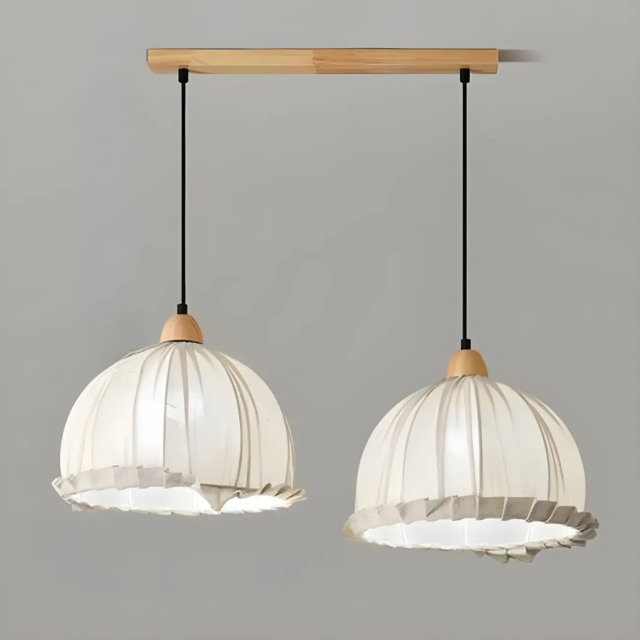 Suspension moderne à plusieurs lampes, design réglable en forme de dôme, avec finitions en bois, idéale pour la salle à manger.