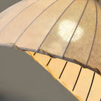 Suspension moderne à plusieurs lampes, design réglable en forme de dôme, avec finitions en bois, idéale pour la salle à manger.