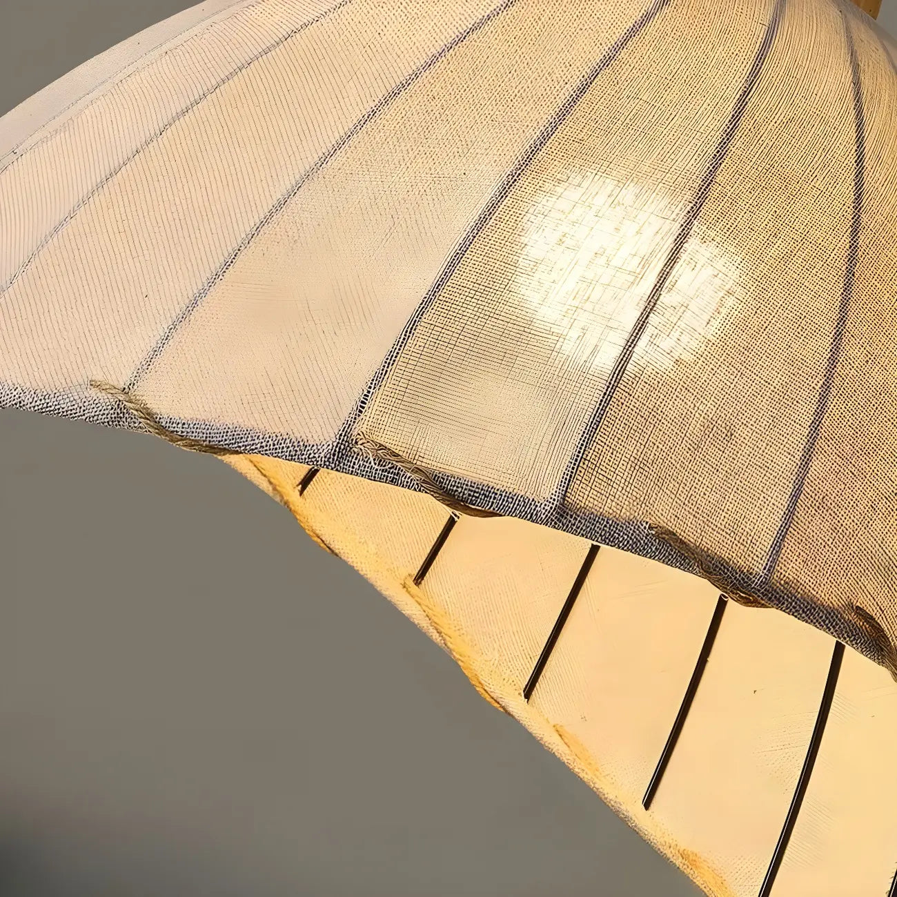 Suspension moderne à plusieurs lampes, design réglable en forme de dôme, avec finitions en bois, idéale pour la salle à manger.