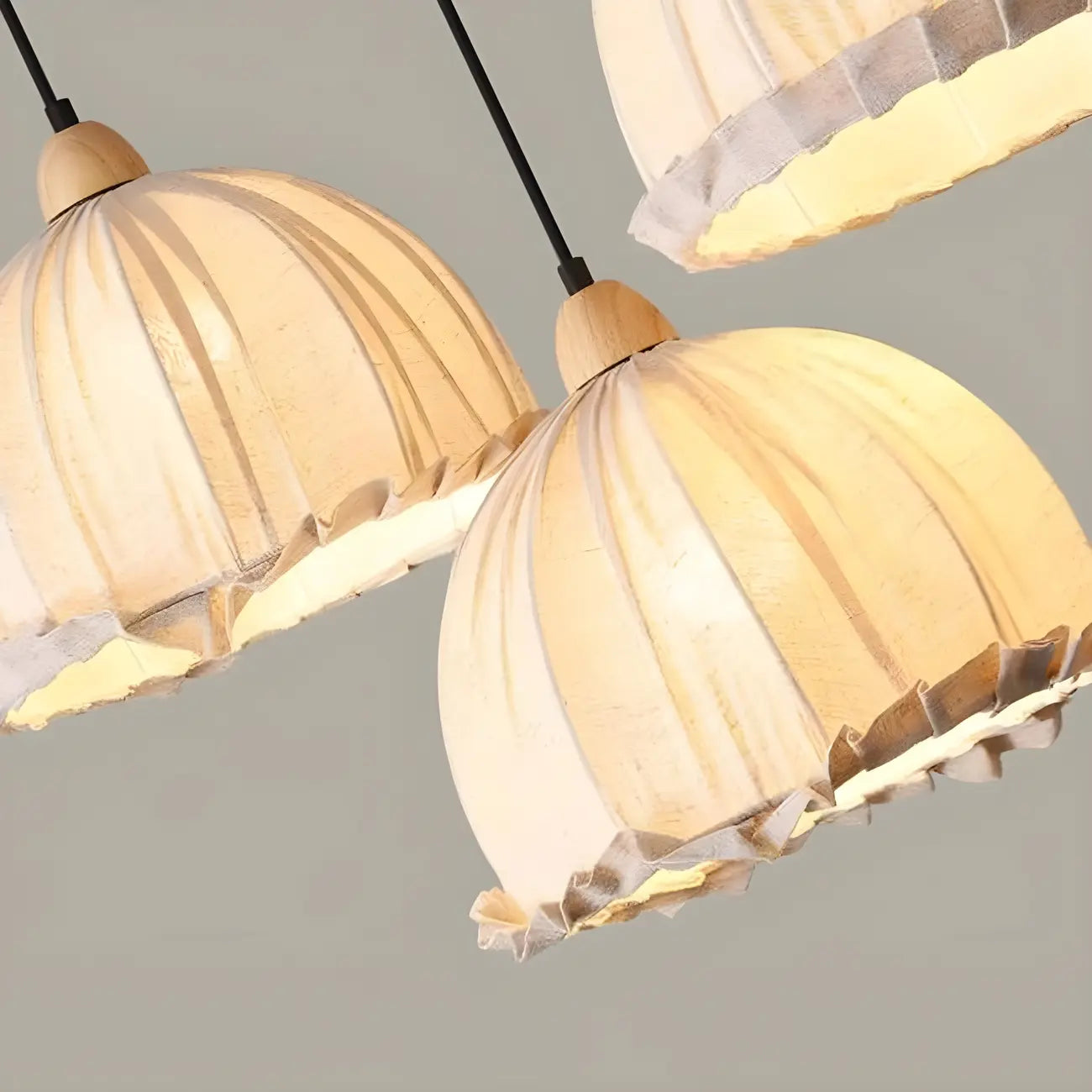 Suspension moderne à plusieurs lampes, design réglable en forme de dôme, avec finitions en bois, idéale pour la salle à manger.