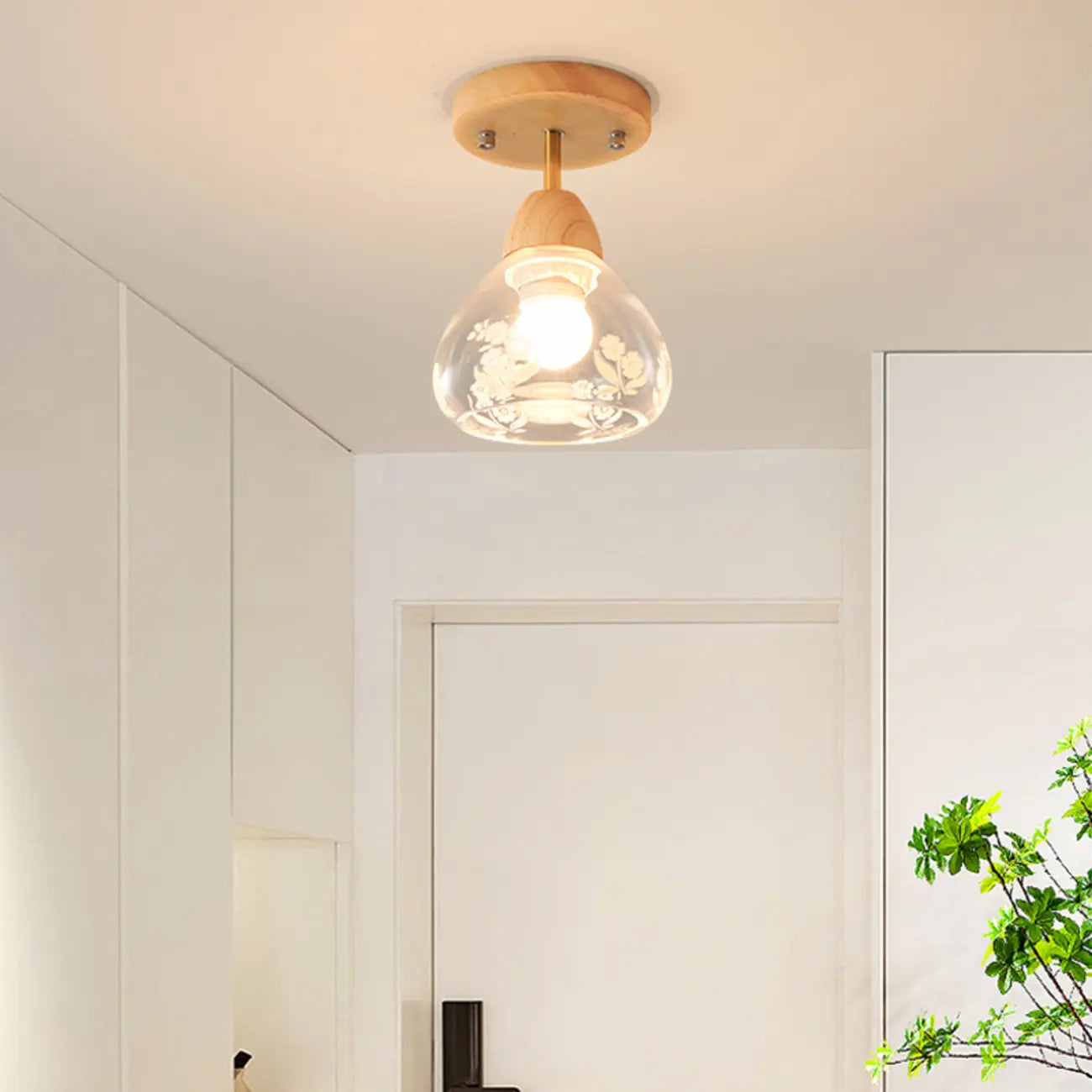 Plafonnier semi-encastré en verre de forme conique pour salon