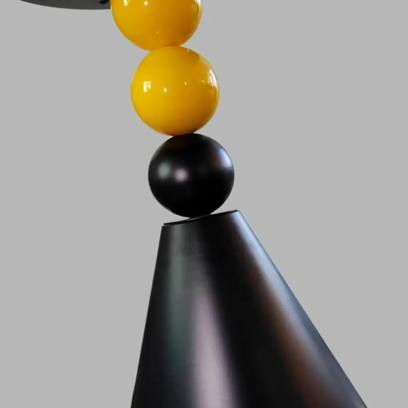 Lampadaire contemporain en métal noir avec table d'appoint