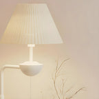 Lampadaire contemporain en métal noir avec table d'appoint