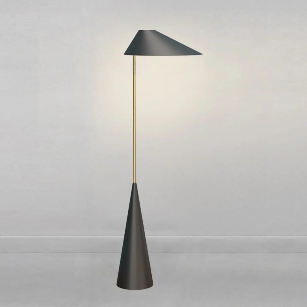Lampadaire moderne noir avec abat-jour triangulaire et pied en métal