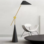 Lampadaire moderne noir avec abat-jour triangulaire et pied en métal