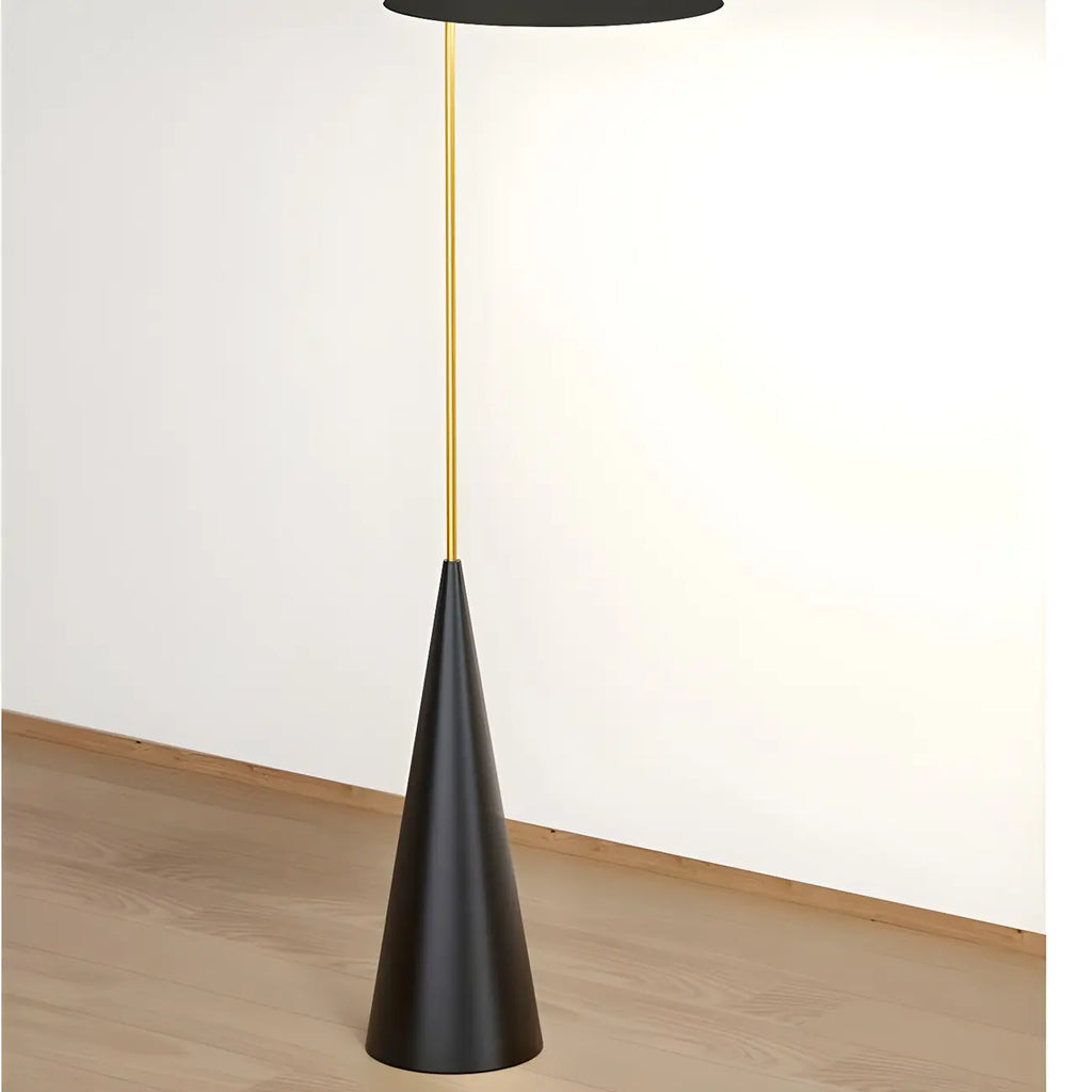 Lampadaire moderne noir avec abat-jour triangulaire et pied en métal