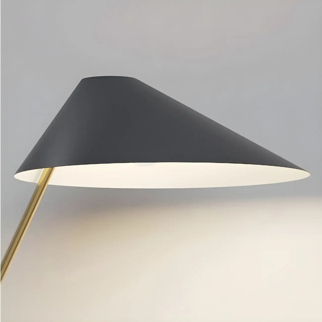 Lampadaire moderne noir avec abat-jour triangulaire et pied en métal