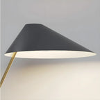 Lampadaire moderne noir avec abat-jour triangulaire et pied en métal