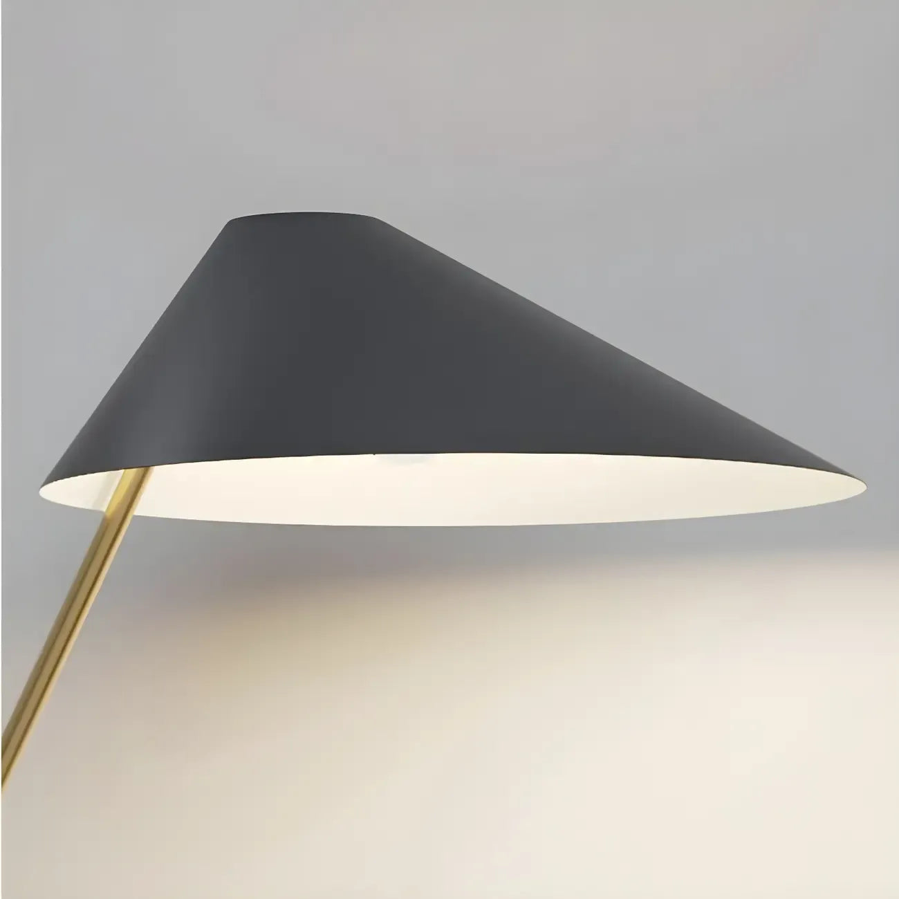 Lampadaire moderne noir avec abat-jour triangulaire et pied en métal