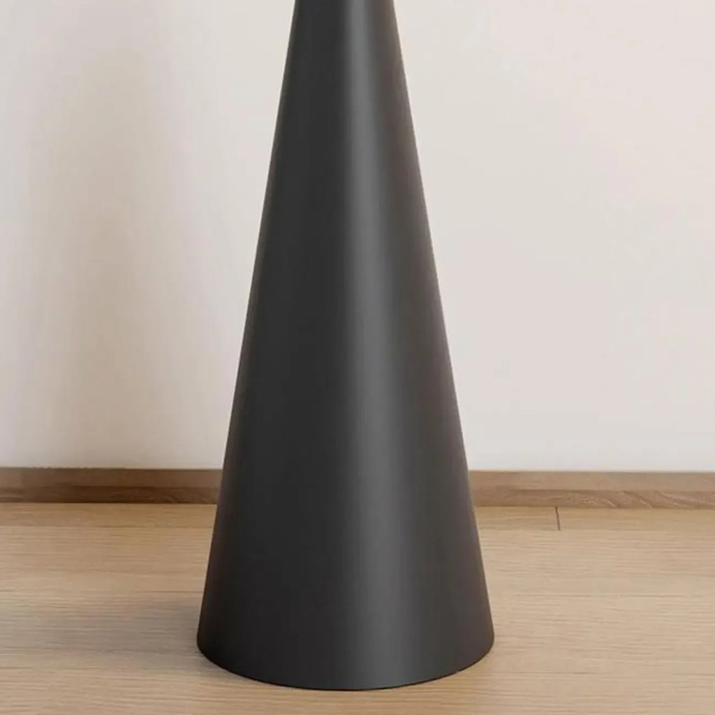 Lampadaire moderne noir avec abat-jour triangulaire et pied en métal