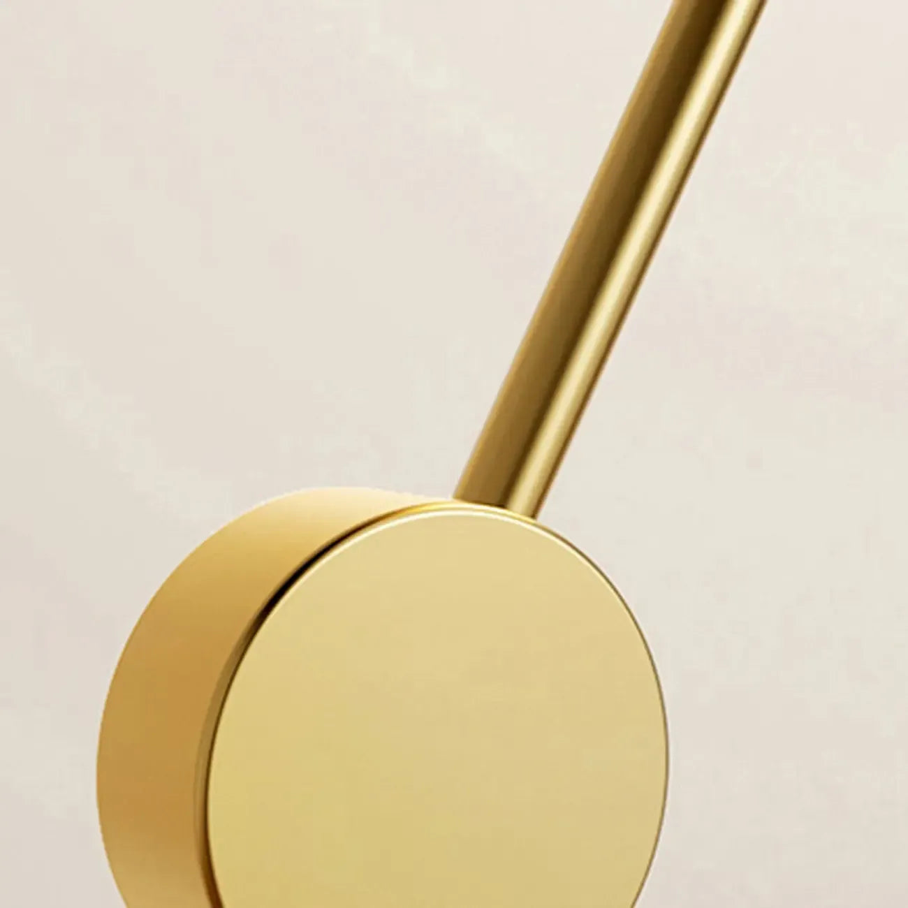 Lampadaire moderne noir avec abat-jour triangulaire et pied en métal