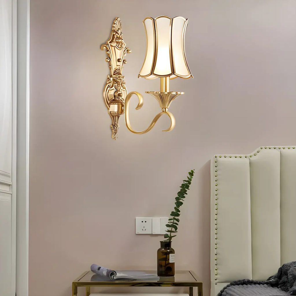 Applique murale moderne géométrique dorée à LED avec abat-jour en verre