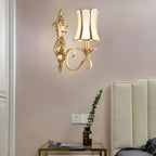 Applique murale moderne géométrique dorée à LED avec abat-jour en verre