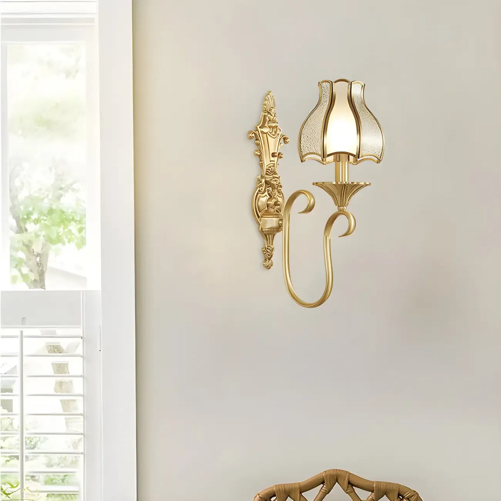 Applique murale moderne géométrique dorée à LED avec abat-jour en verre