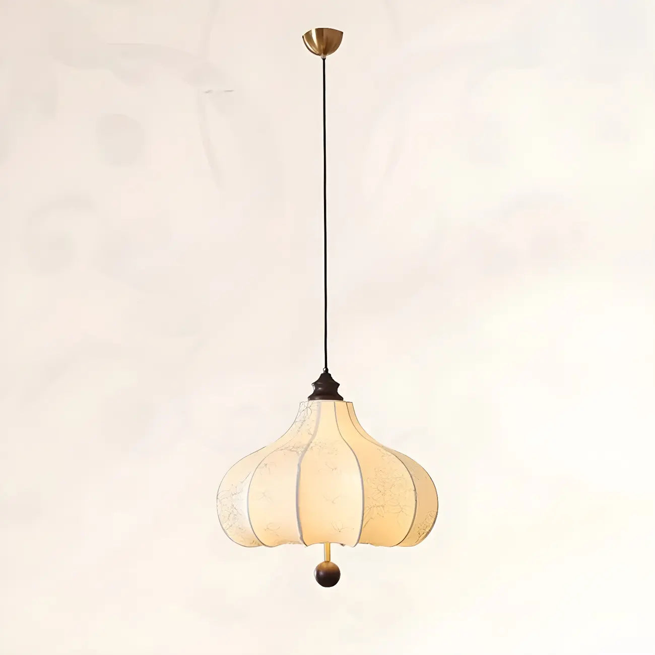 Lustre traditionnel en bois avec abat-jour tambour en tissu blanc