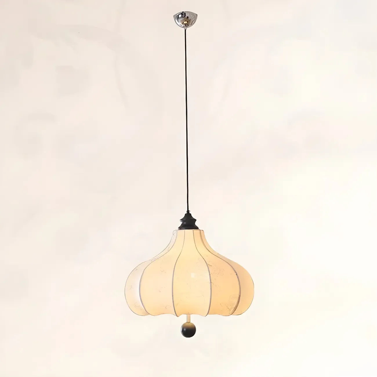 Lustre traditionnel en bois avec abat-jour tambour en tissu blanc
