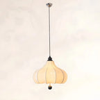 Lustre traditionnel en bois avec abat-jour tambour en tissu blanc