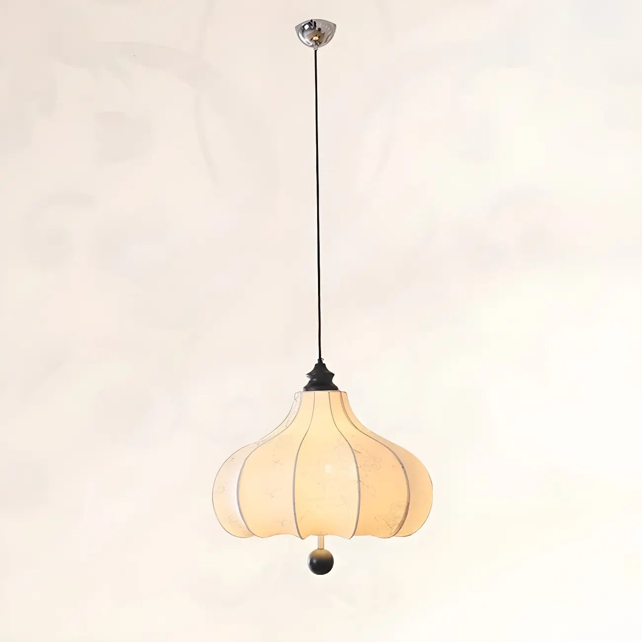 Lustre traditionnel en bois avec abat-jour tambour en tissu blanc