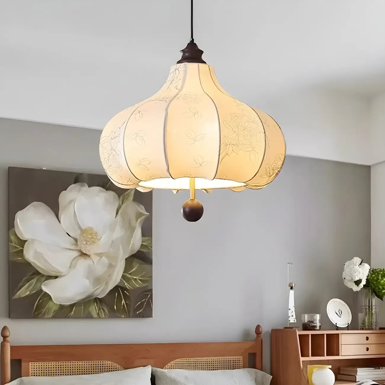Lustre traditionnel en bois avec abat-jour tambour en tissu blanc