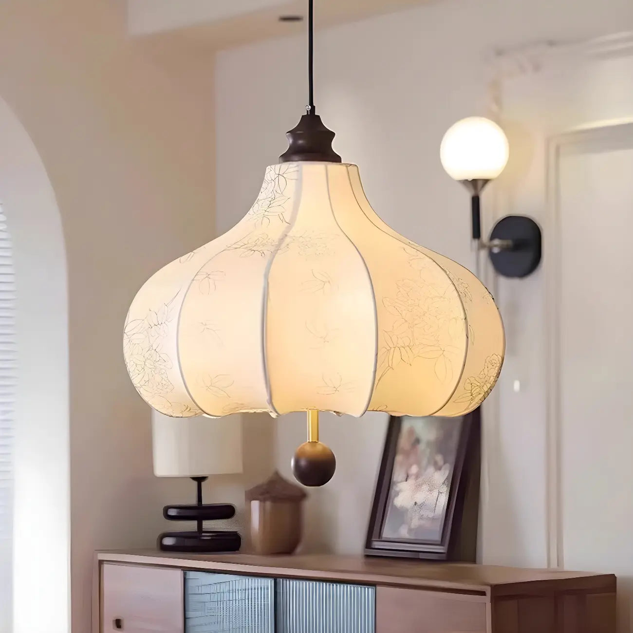 Lustre traditionnel en bois avec abat-jour tambour en tissu blanc