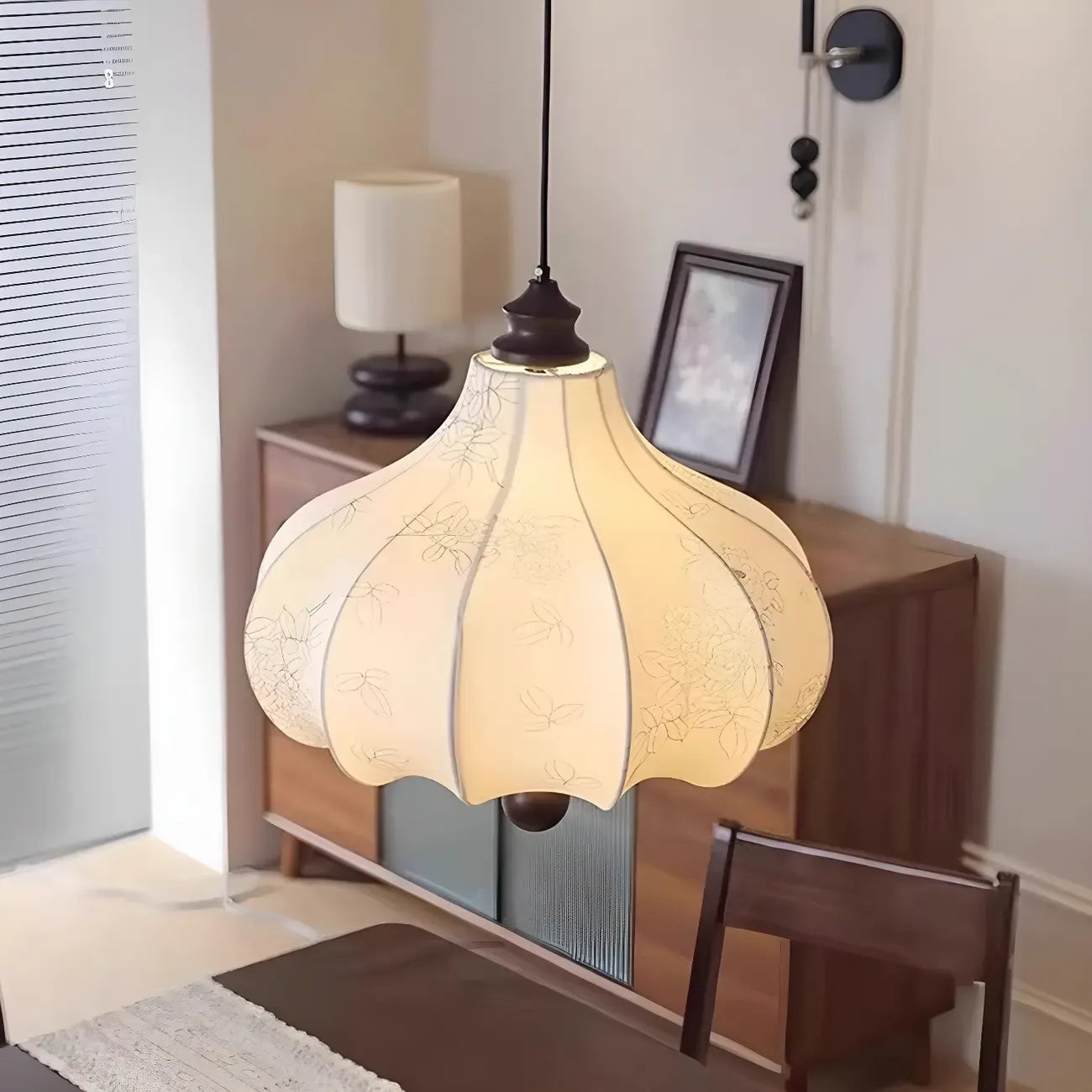 Lustre traditionnel en bois avec abat-jour tambour en tissu blanc