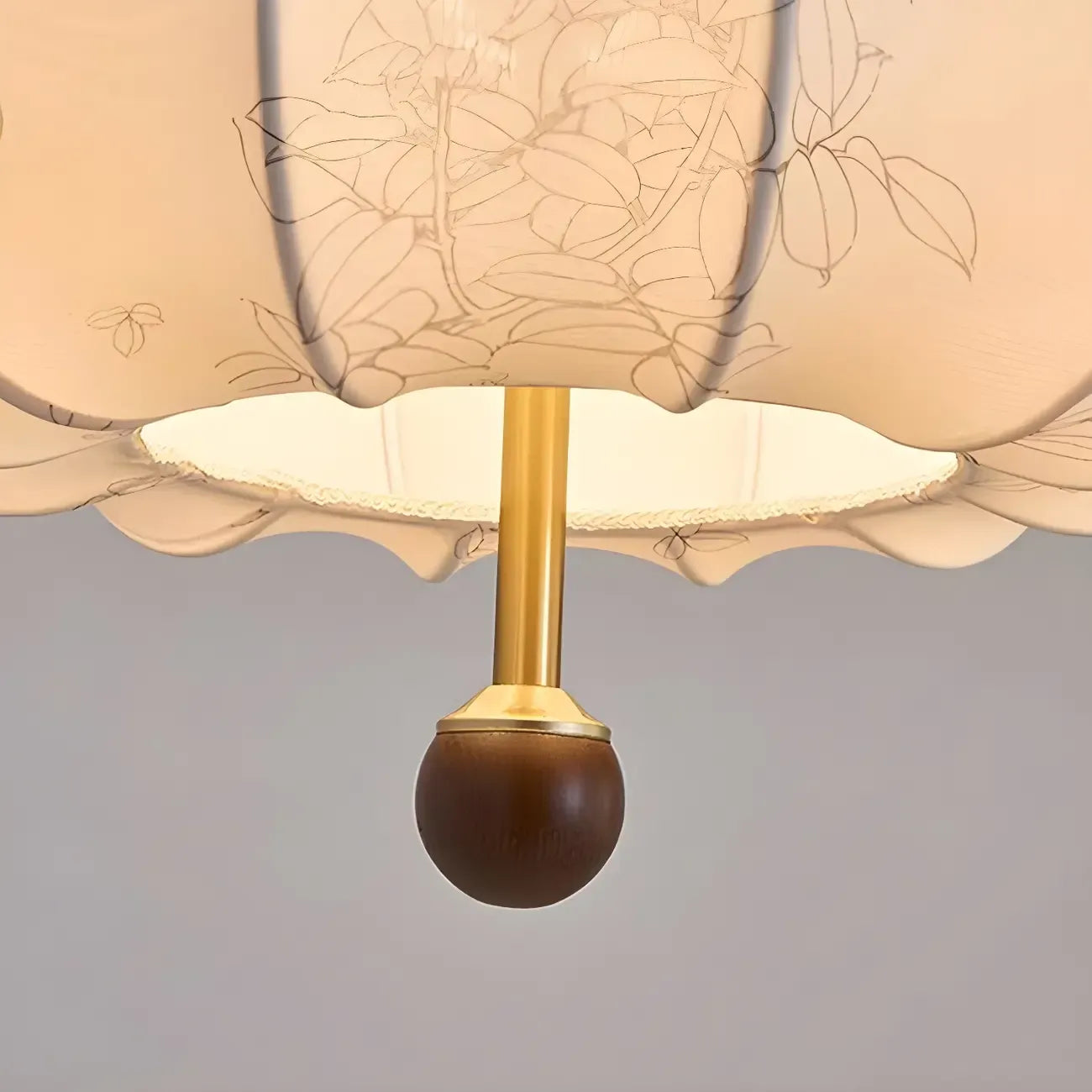 Lustre traditionnel en bois avec abat-jour tambour en tissu blanc