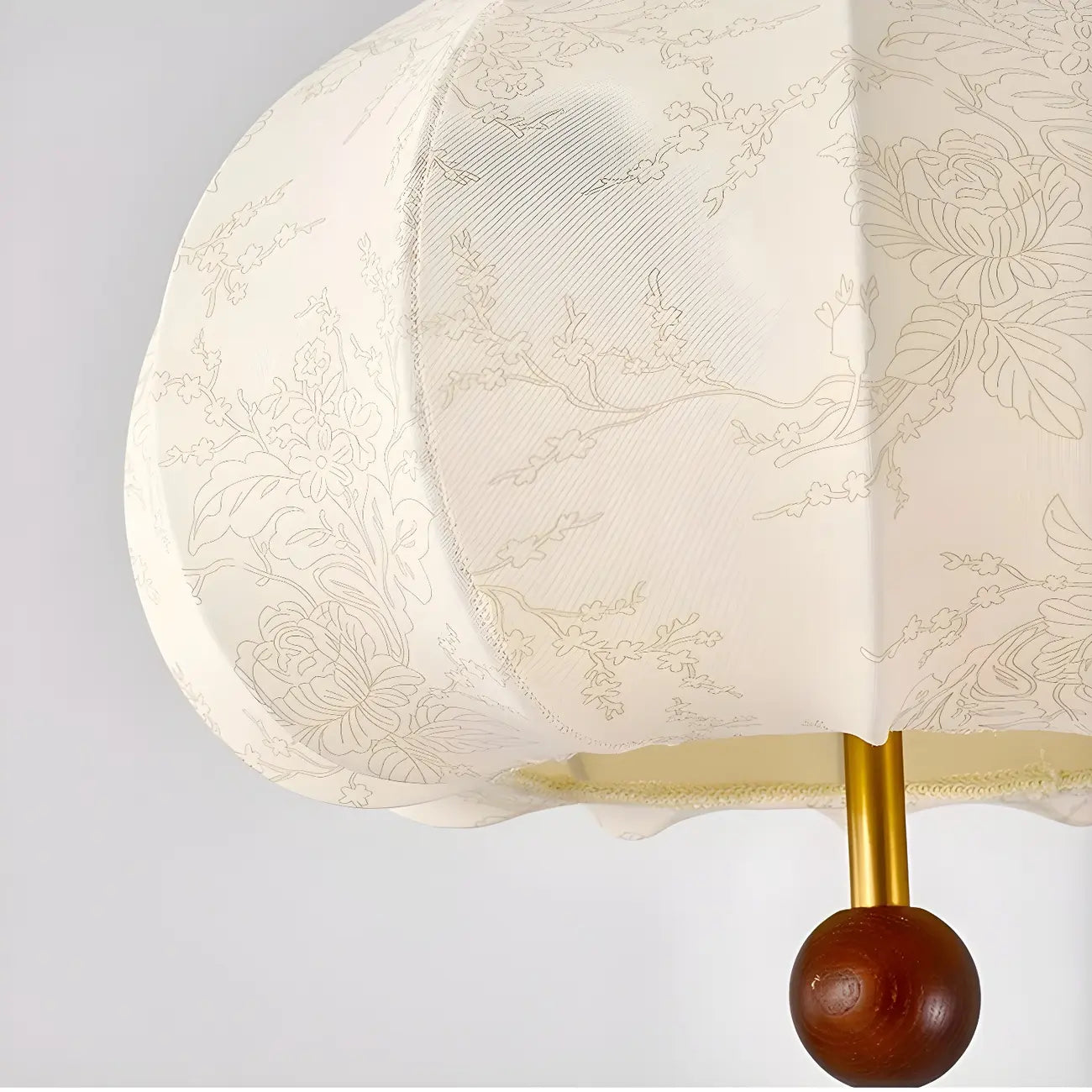 Lustre traditionnel en bois avec abat-jour tambour en tissu blanc