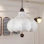 Lustre traditionnel en bois avec abat-jour tambour en tissu blanc