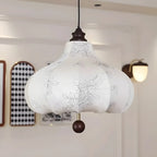 Lustre traditionnel en bois avec abat-jour tambour en tissu blanc