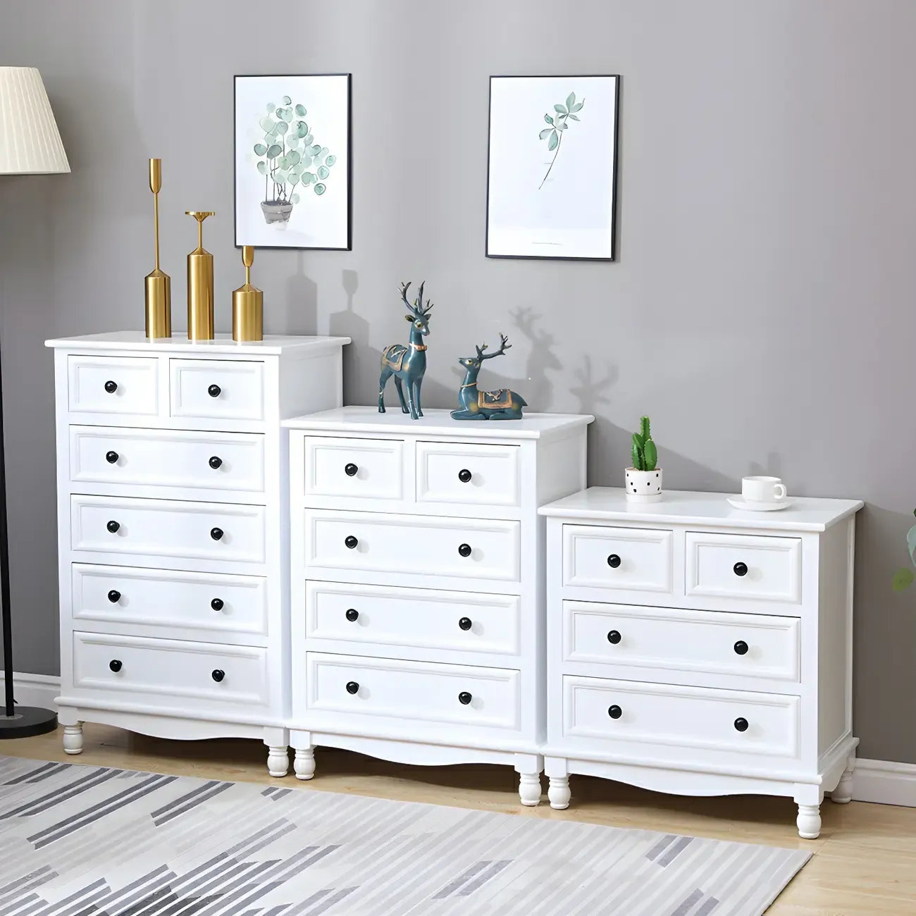 Commode classique en bois ivoire avec pieds boule et tiroirs
