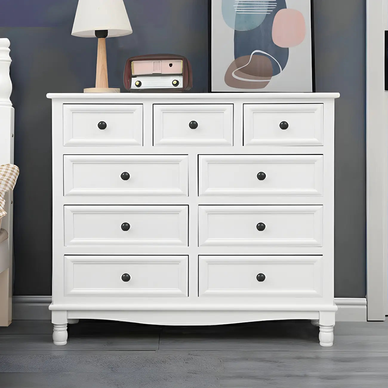 Commode classique en bois ivoire avec pieds boule et tiroirs