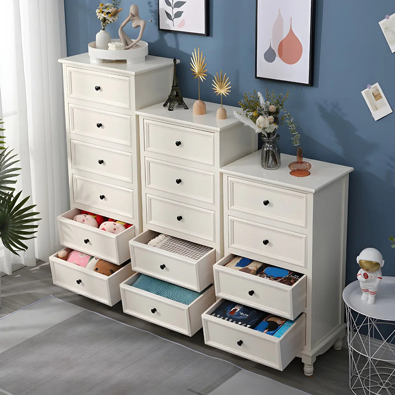 Commode classique en bois ivoire avec pieds boule et tiroirs