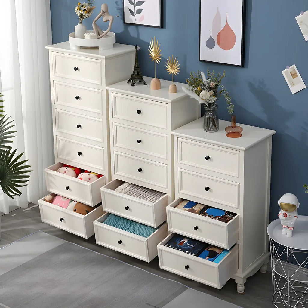 Commode classique en bois ivoire avec pieds boule et tiroirs