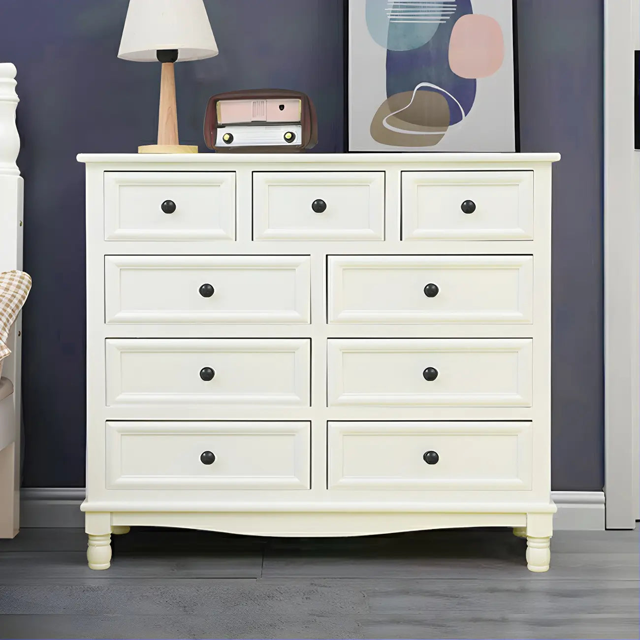 Commode classique en bois ivoire avec pieds boule et tiroirs
