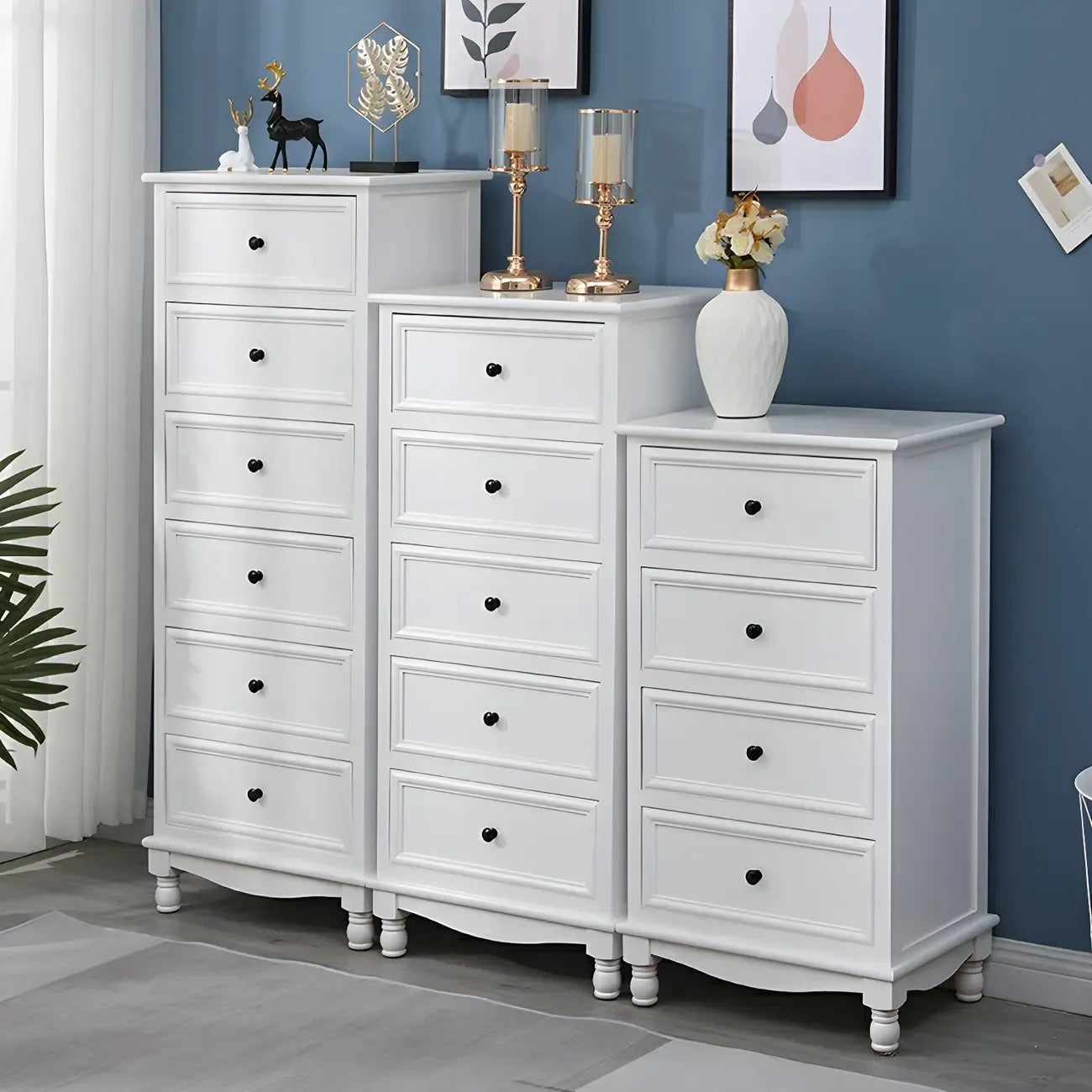 Commode classique en bois ivoire avec pieds boule et tiroirs
