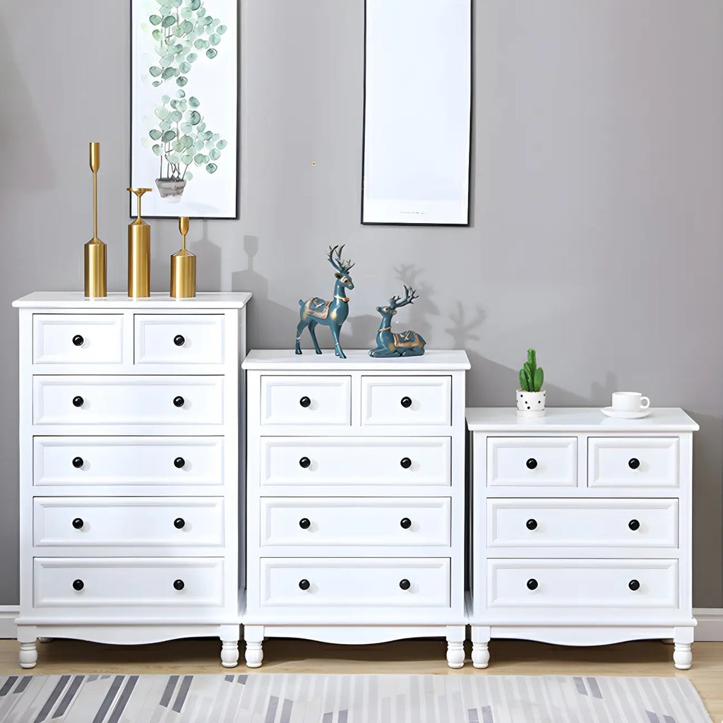 Commode classique en bois ivoire avec pieds boule et tiroirs