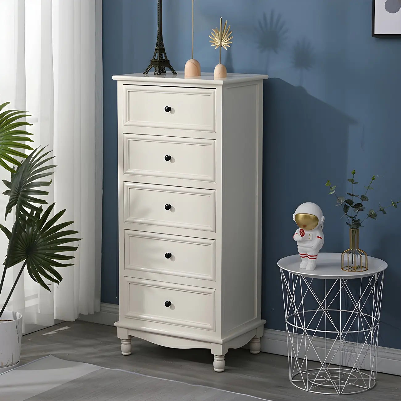 Commode classique en bois ivoire avec pieds boule et tiroirs