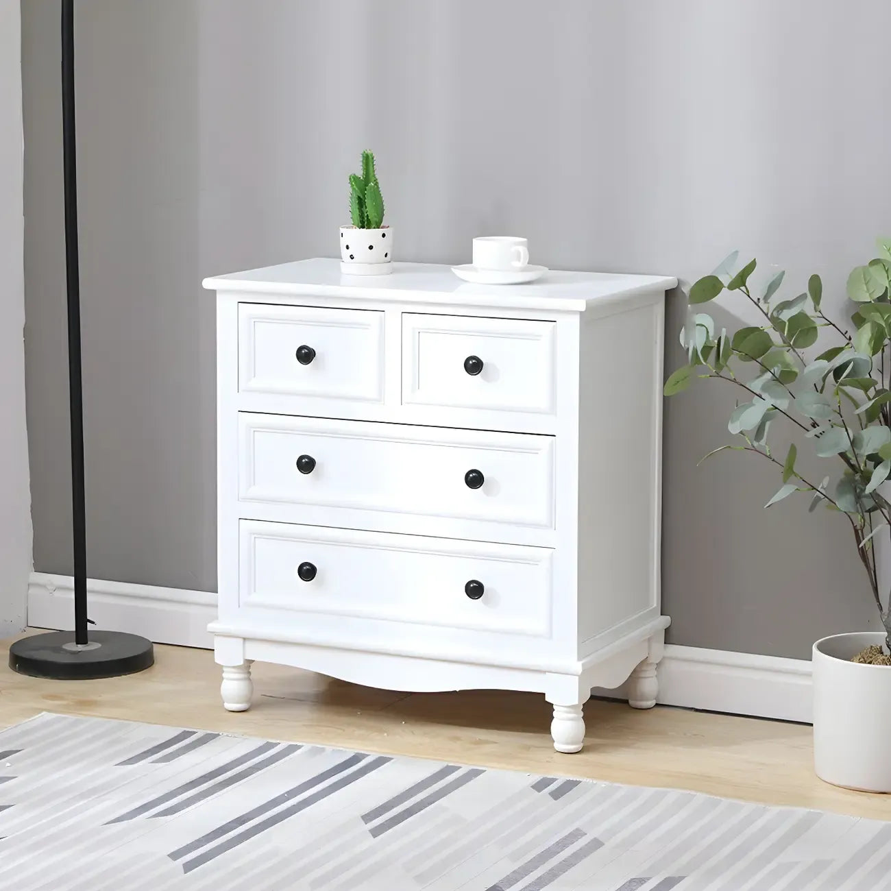 Commode classique en bois ivoire avec pieds boule et tiroirs