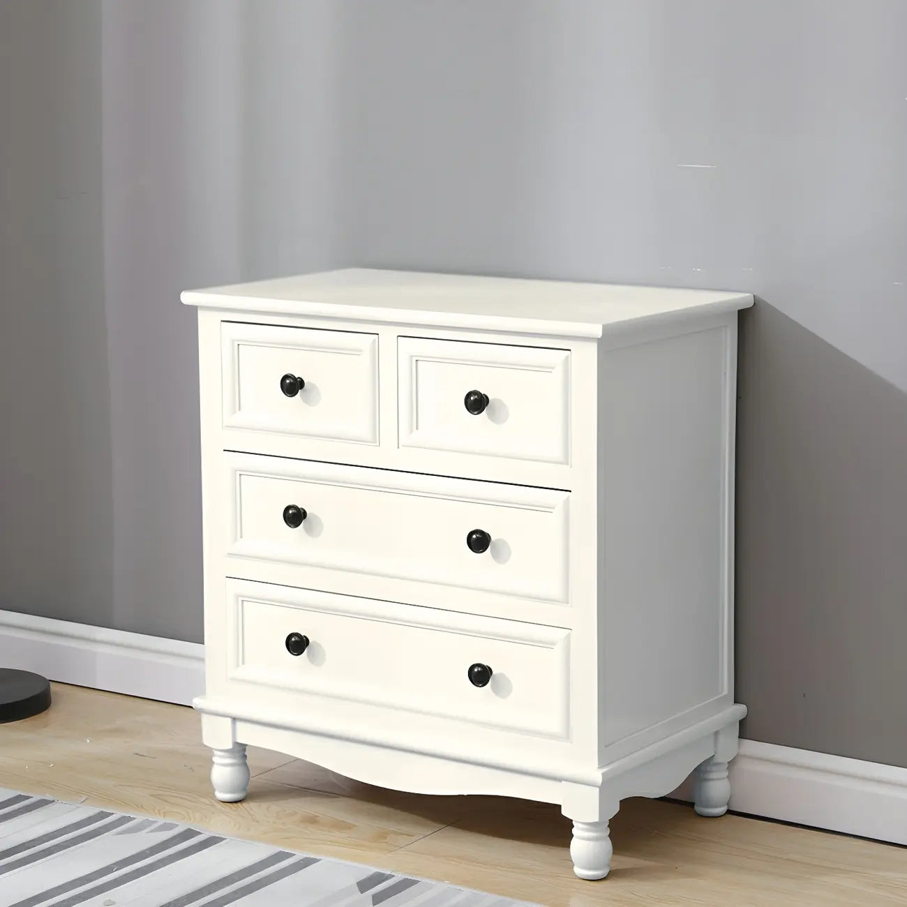 Commode classique en bois ivoire avec pieds boule et tiroirs