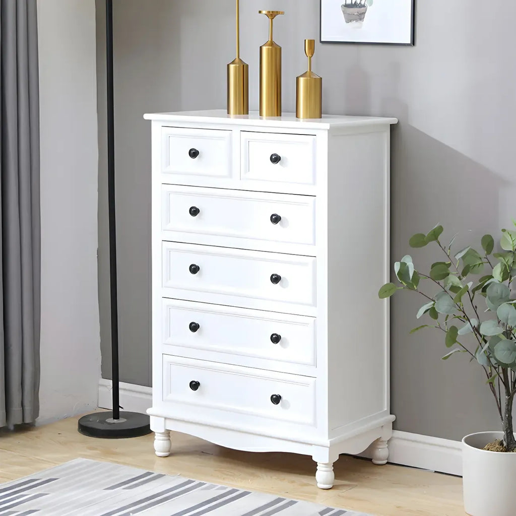 Commode classique en bois ivoire avec pieds boule et tiroirs