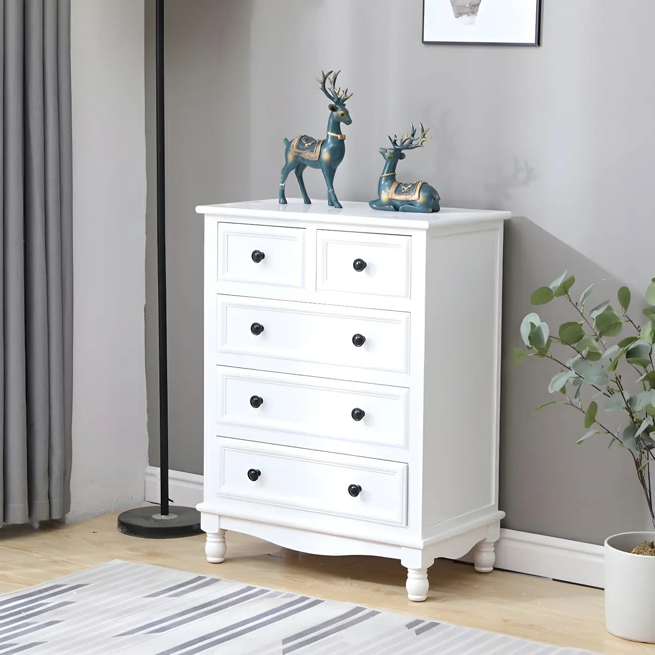 Commode classique en bois ivoire avec pieds boule et tiroirs