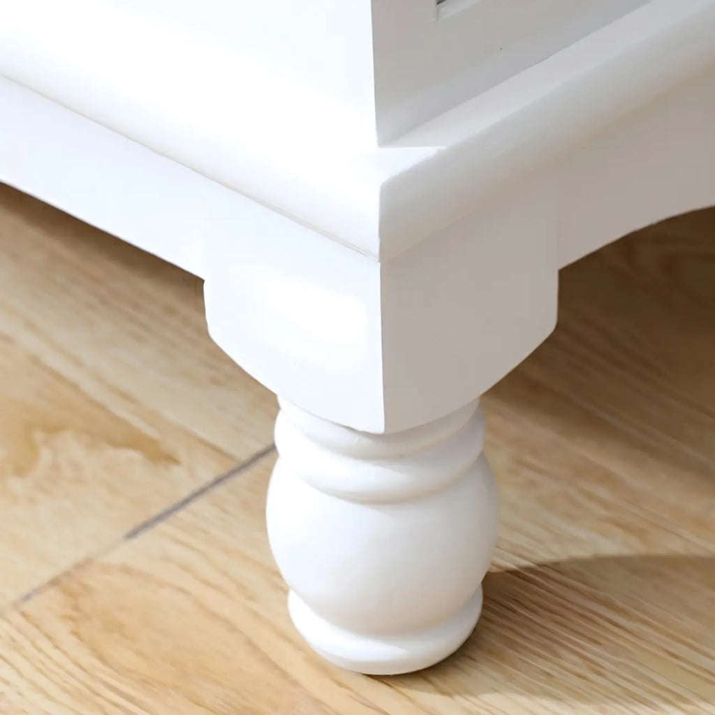 Commode classique en bois ivoire avec pieds boule et tiroirs