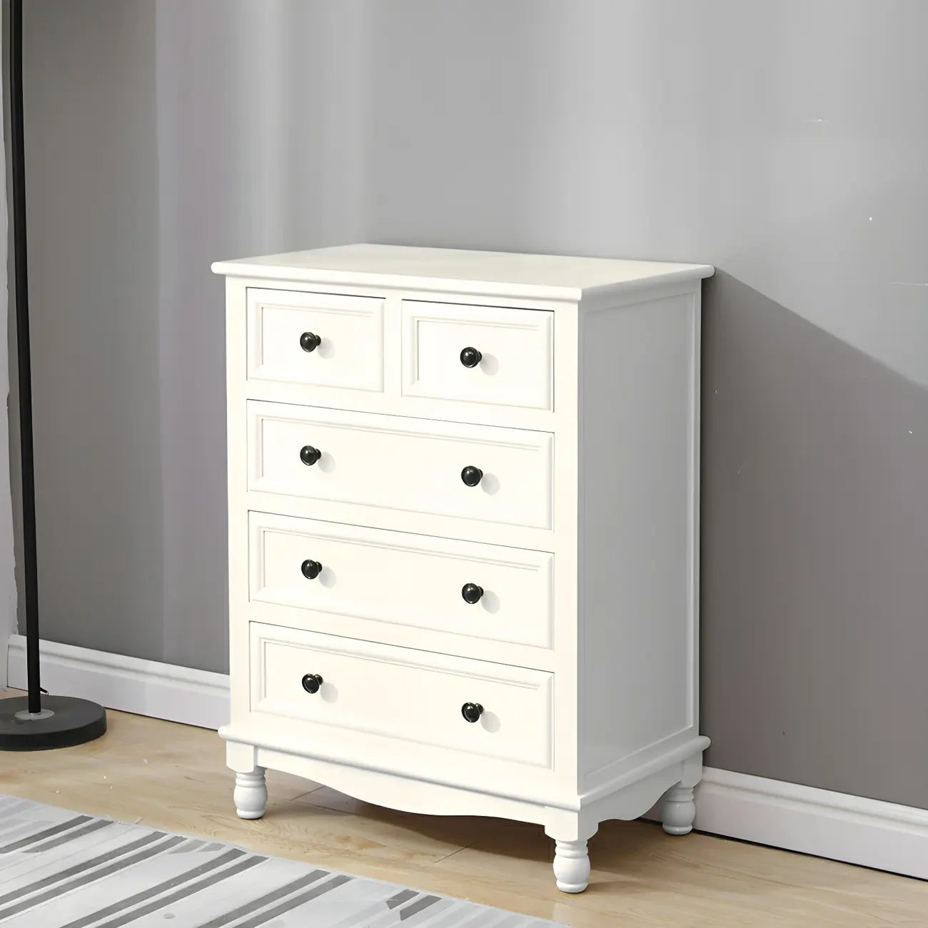Commode classique en bois ivoire avec pieds boule et tiroirs