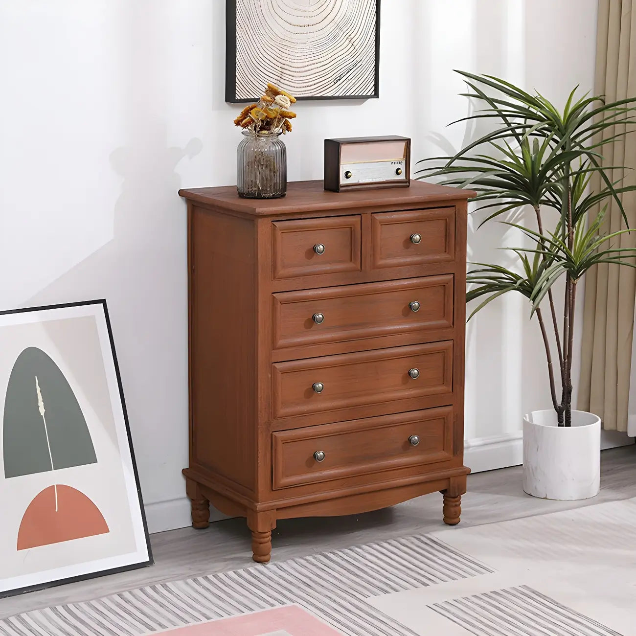 Commode classique en bois ivoire avec pieds boule et tiroirs
