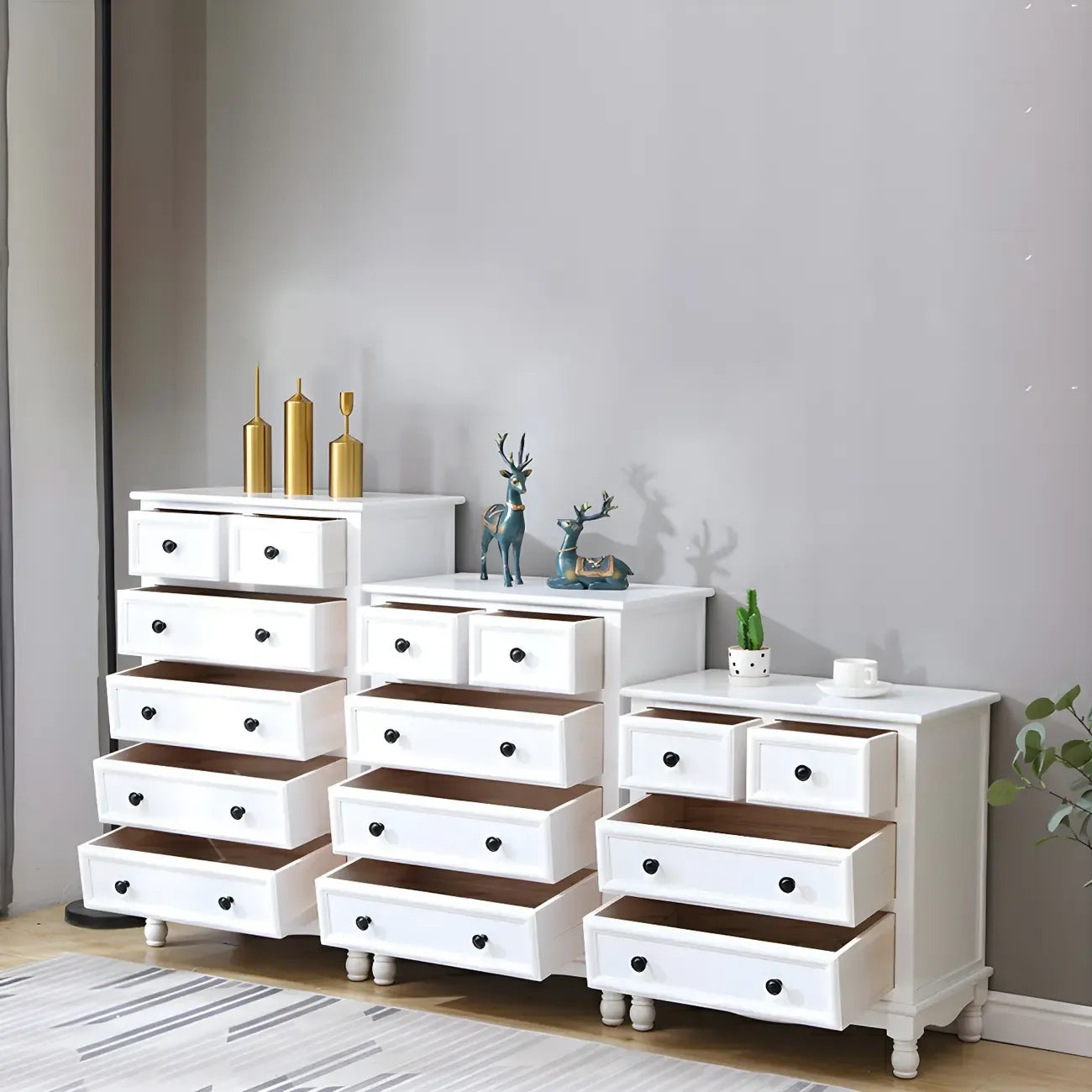 Commode classique en bois ivoire avec pieds boule et tiroirs