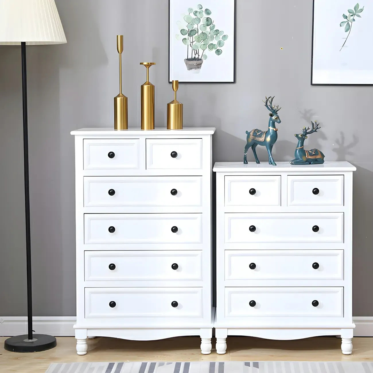 Commode classique en bois ivoire avec pieds boule et tiroirs