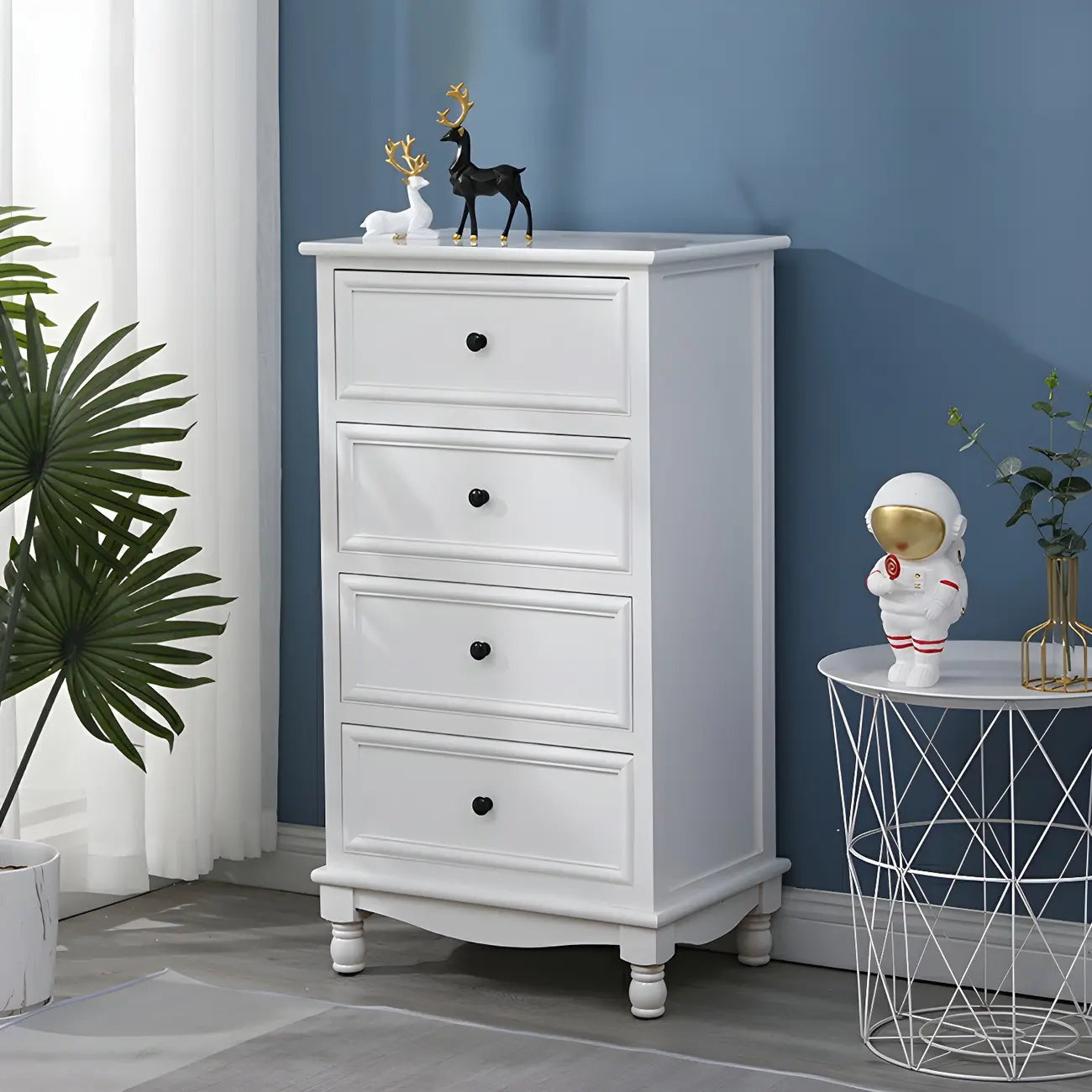 Commode classique en bois ivoire avec pieds boule et tiroirs
