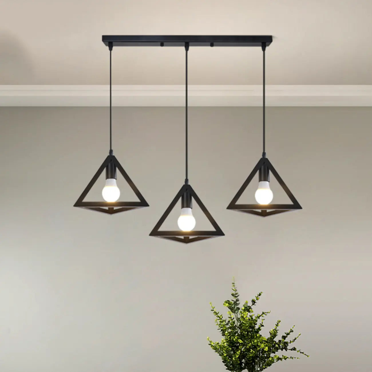 Suspension triangulaire industrielle en métal noir pour îlot de cuisine