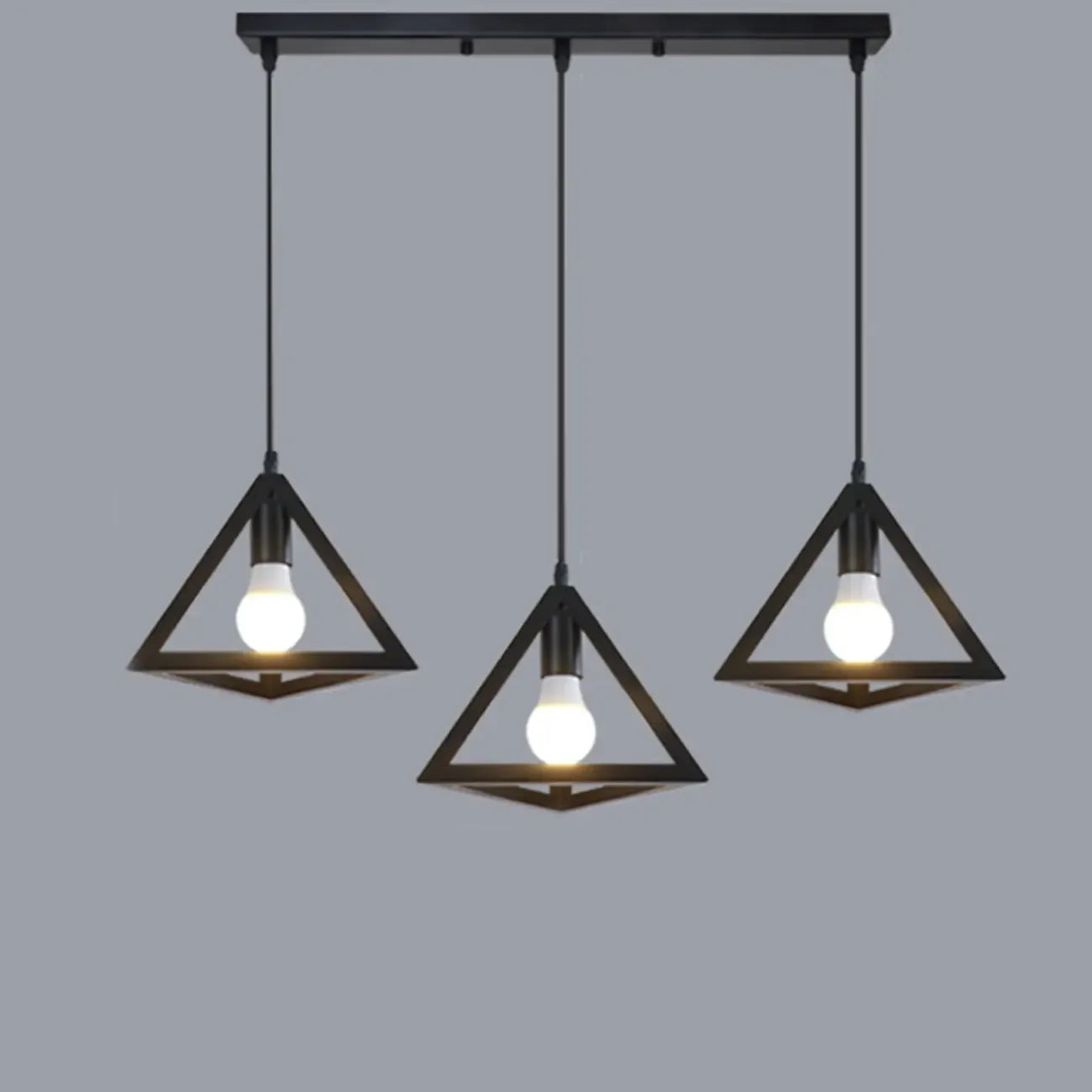 Suspension triangulaire industrielle en métal noir pour îlot de cuisine